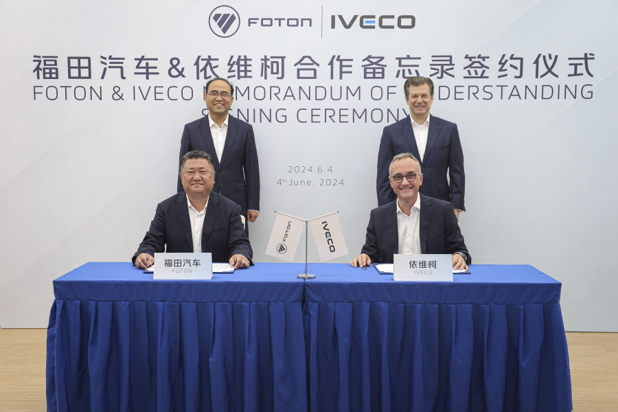 IVECO Foton exploration future synergies Chang Rui Chairman Foton (backL) Chen Qingshan Deputy GM Foton(frontL) Luca Sra President TruckBU IVG(frontR) Gerrit Marx CEO IVG(backR)