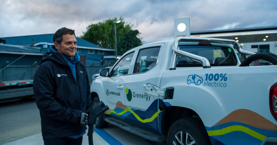 David Ruiz de Andrés (CEO Grenergy) cargando el EV, Chile 2024