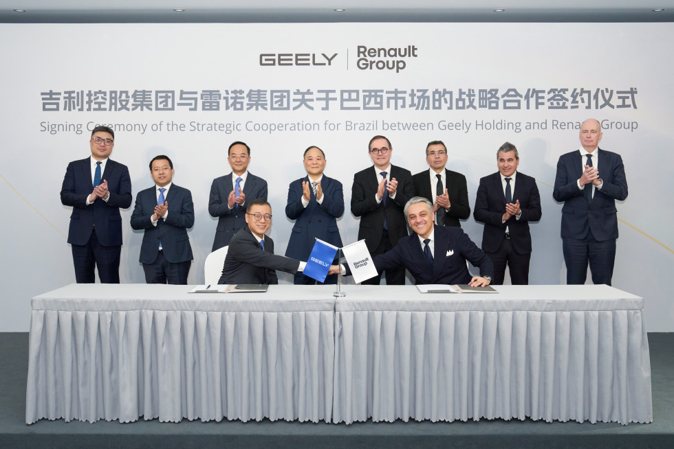 Group et Geely Holding Group signature