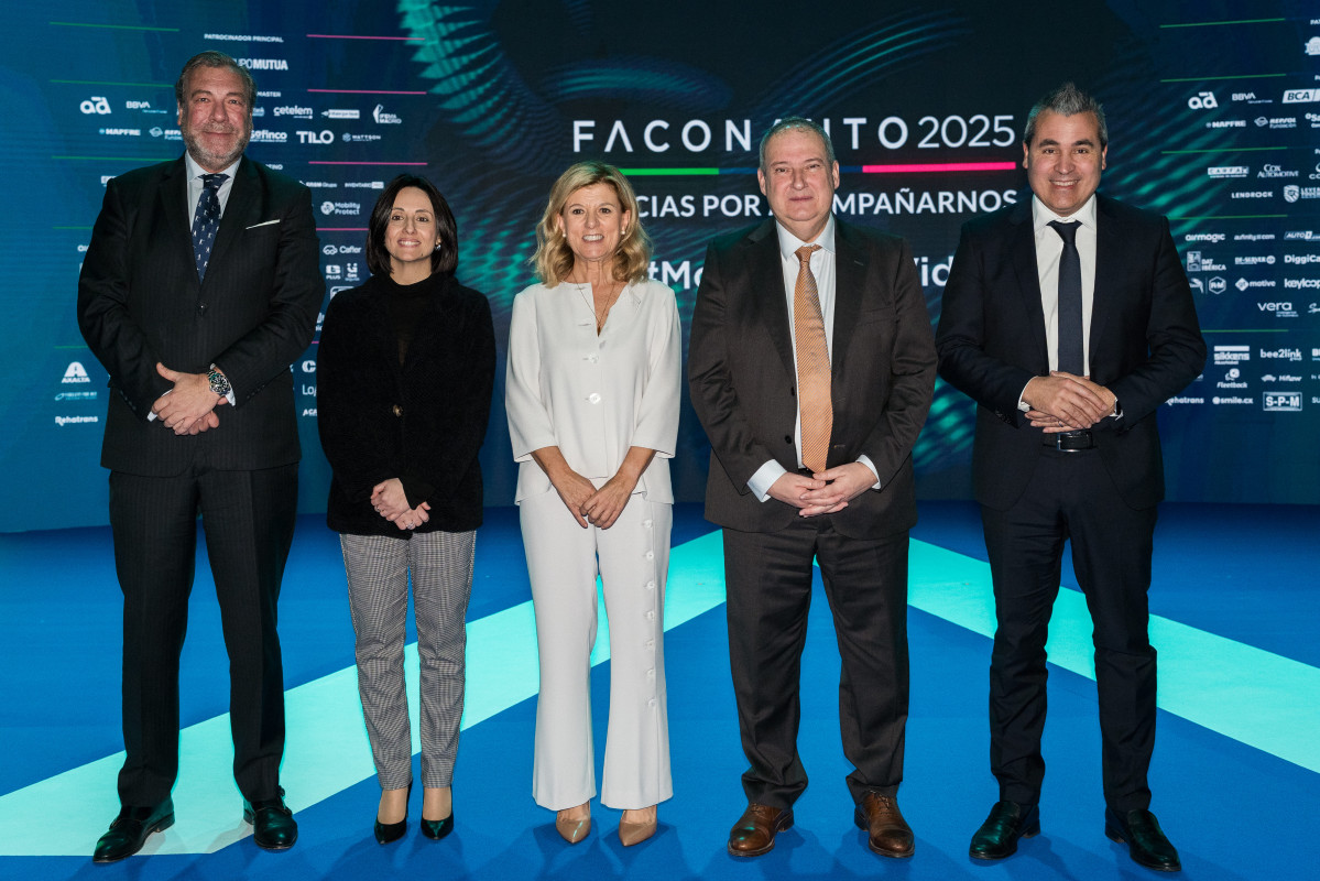 La presidenta de Faconauto, Marta Blázquez, junto al ministro Jordi Hereu y representantes del sector